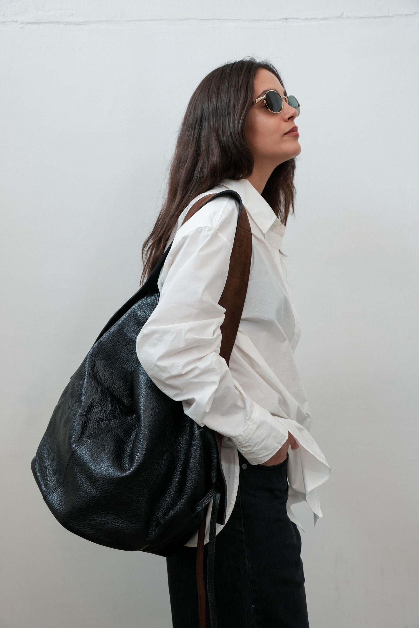 Bolso MEGA negro | correa gamuza chocolate