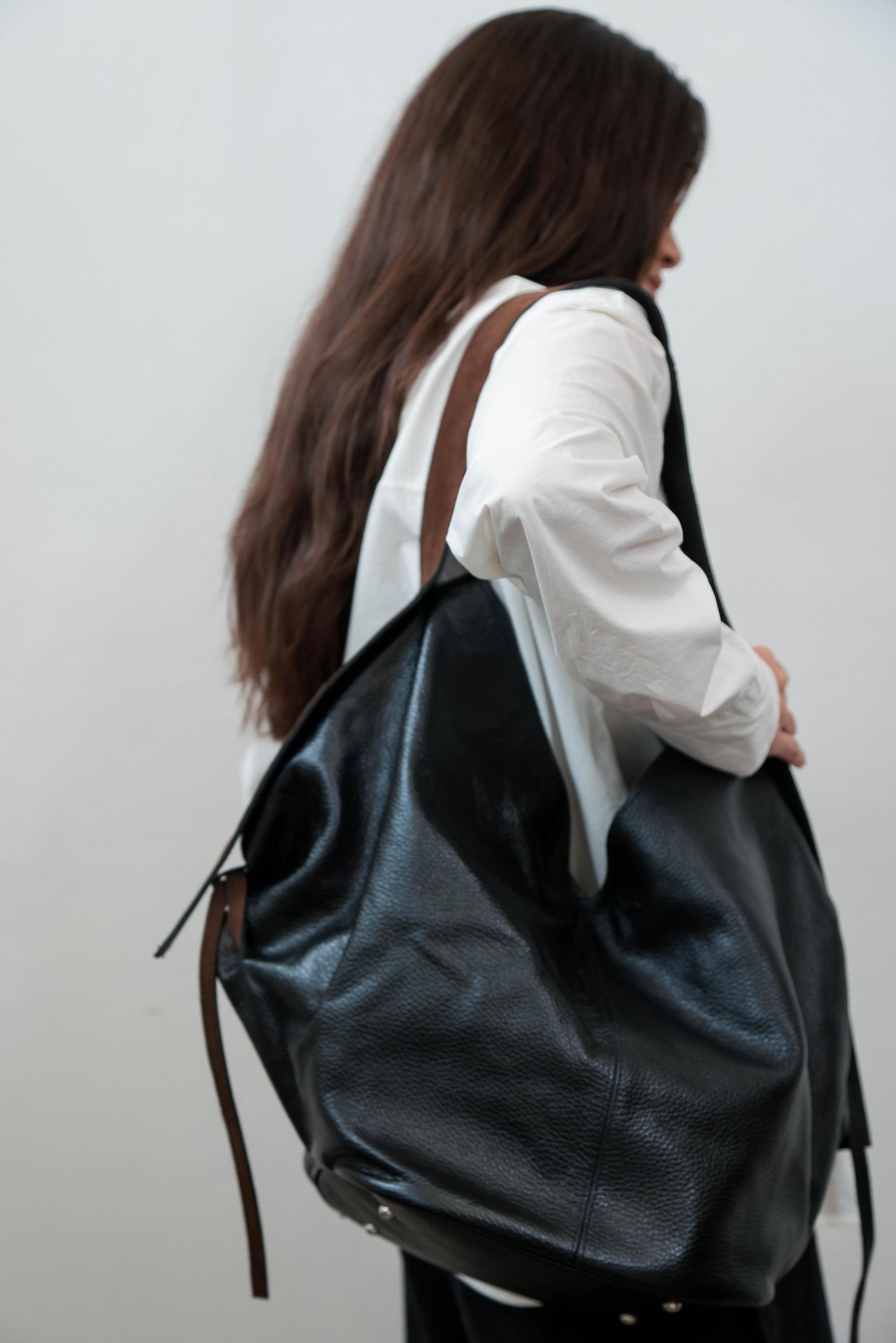 Bolso MEGA negro | correa gamuza chocolate