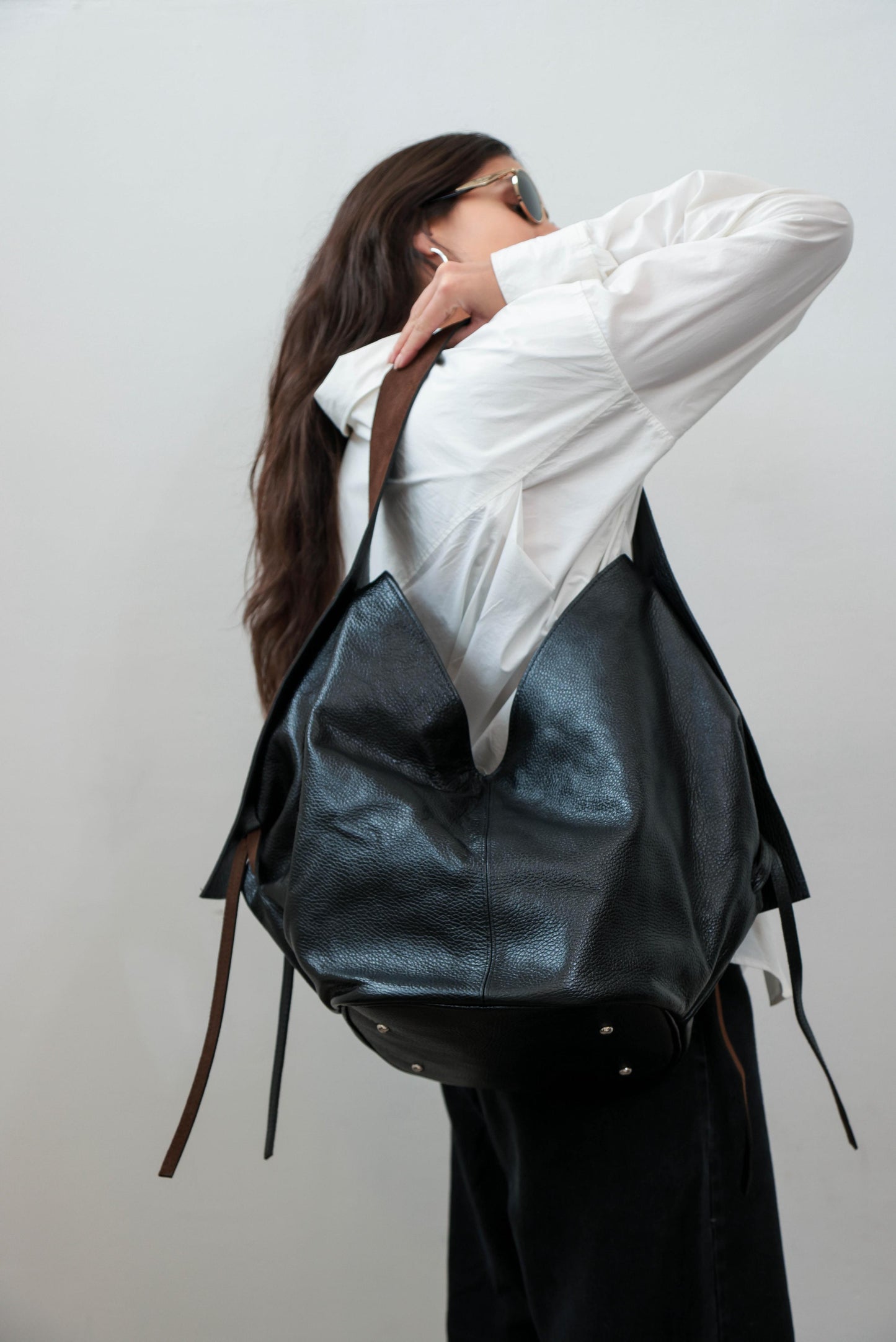 Bolso MEGA negro | correa gamuza chocolate