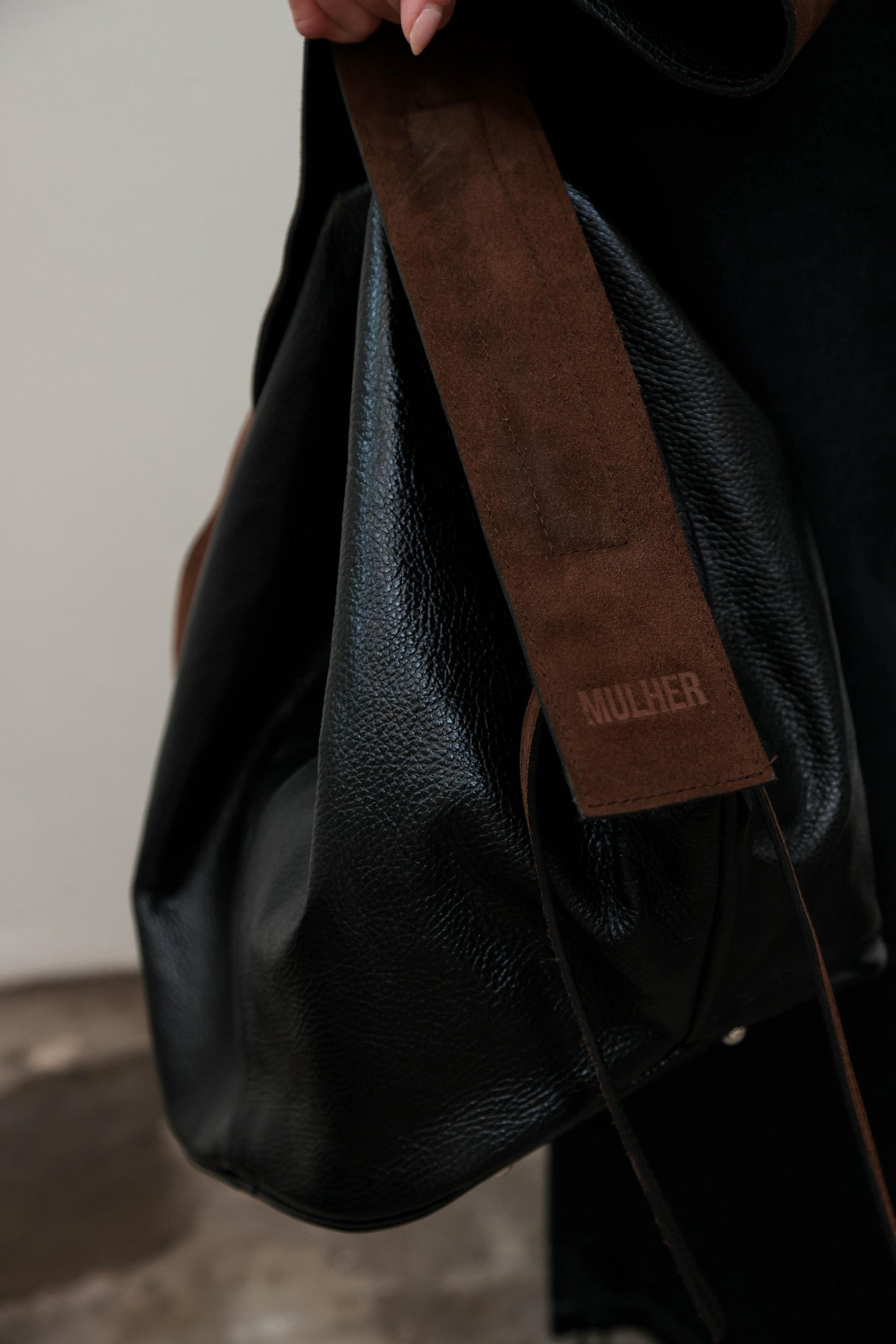 Bolso MEGA negro | correa gamuza chocolate