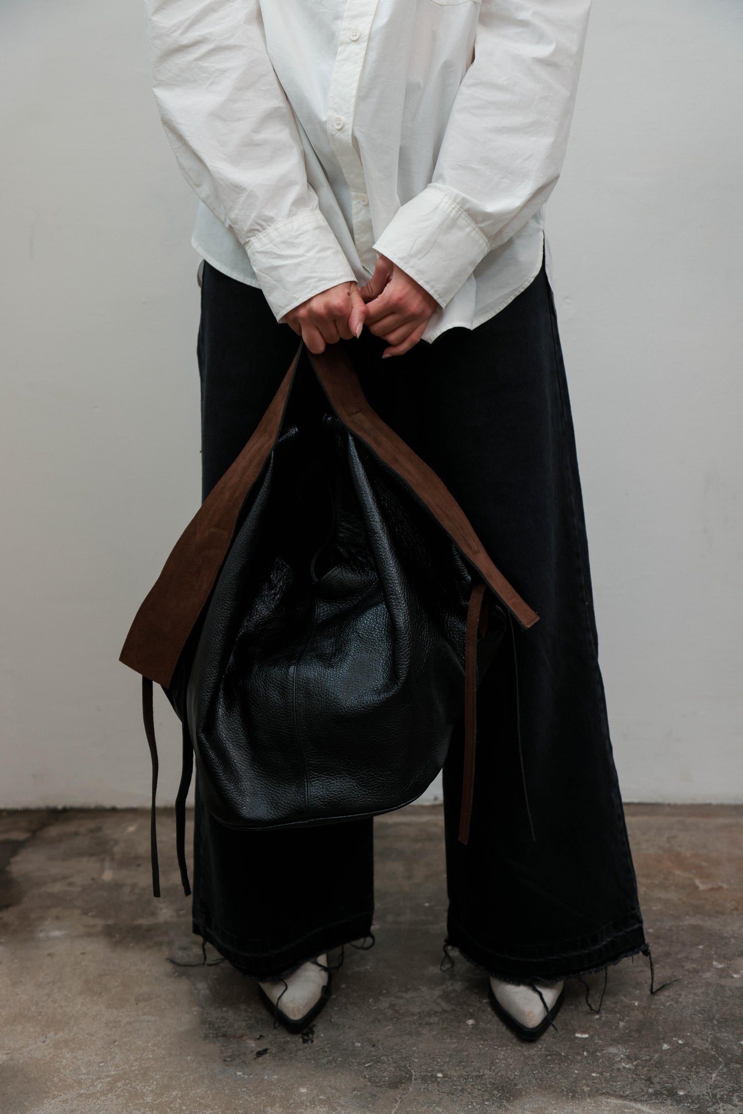 Bolso MEGA negro | correa gamuza chocolate