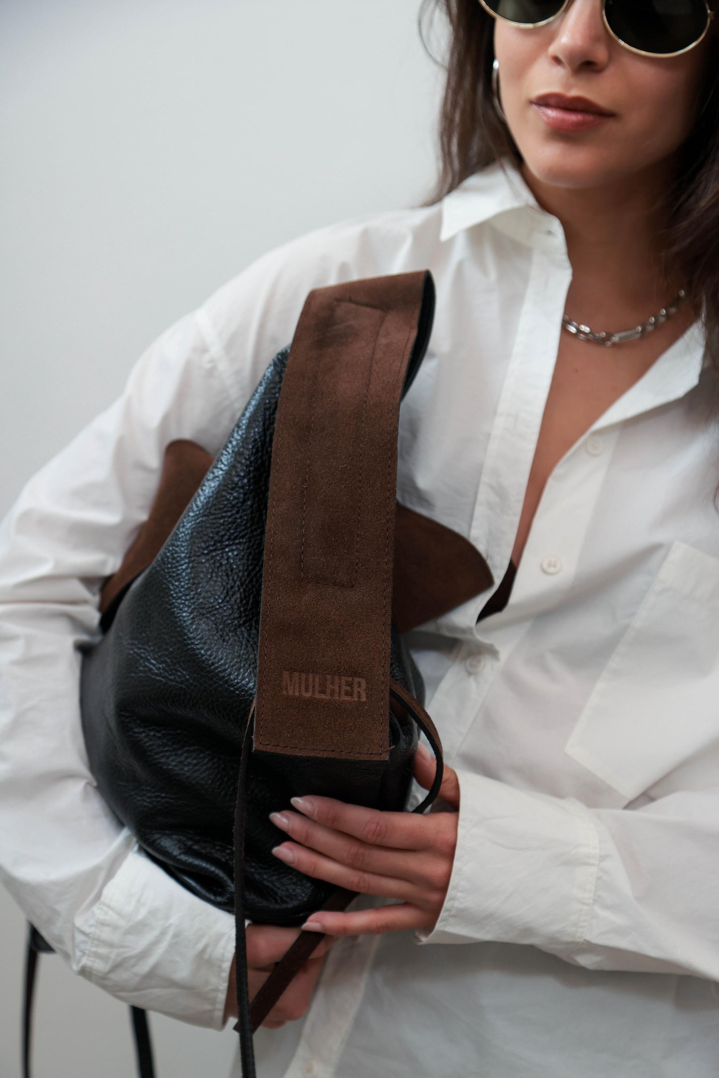 Bolso MEGA negro | correa gamuza chocolate