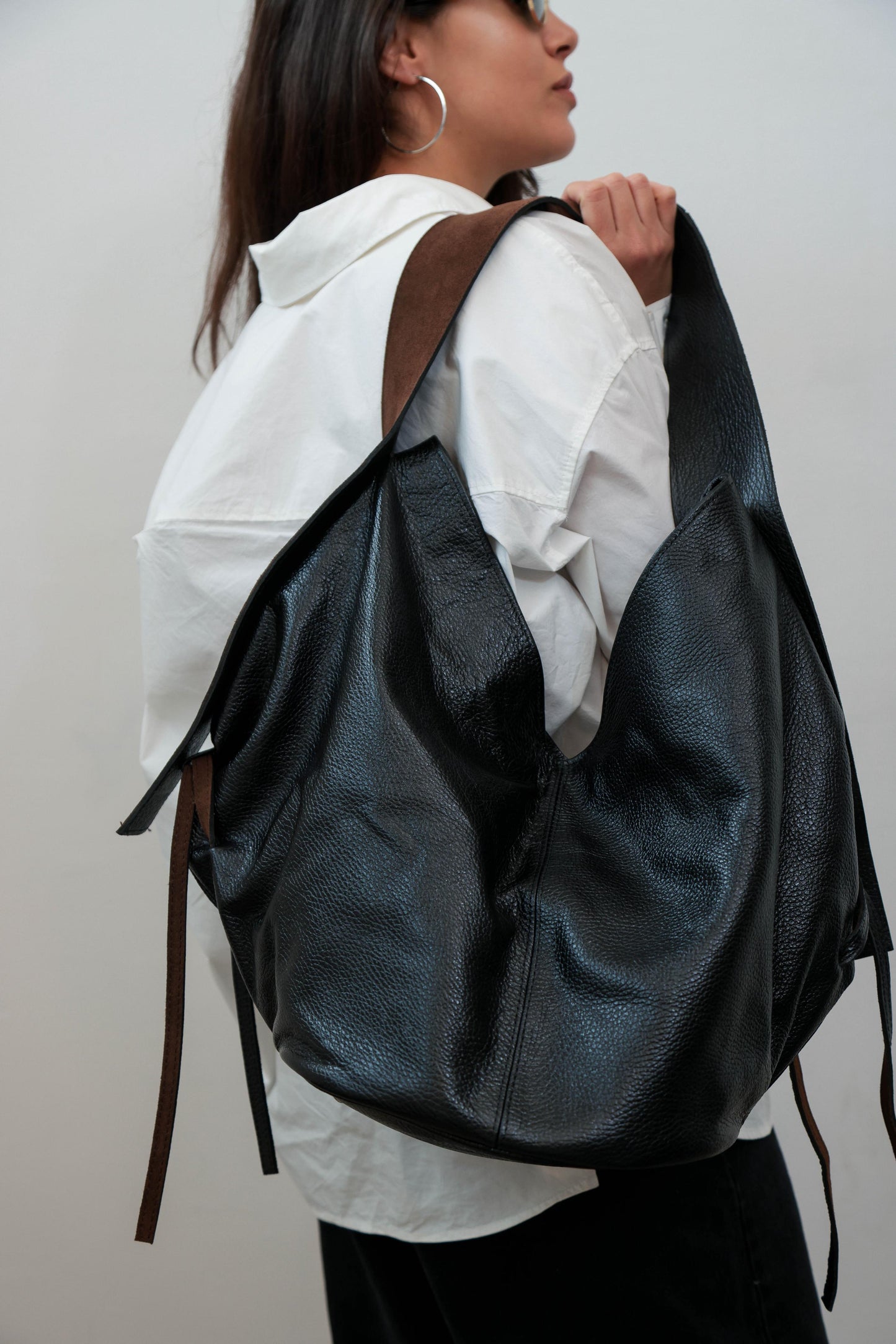 Bolso MEGA negro | correa gamuza chocolate