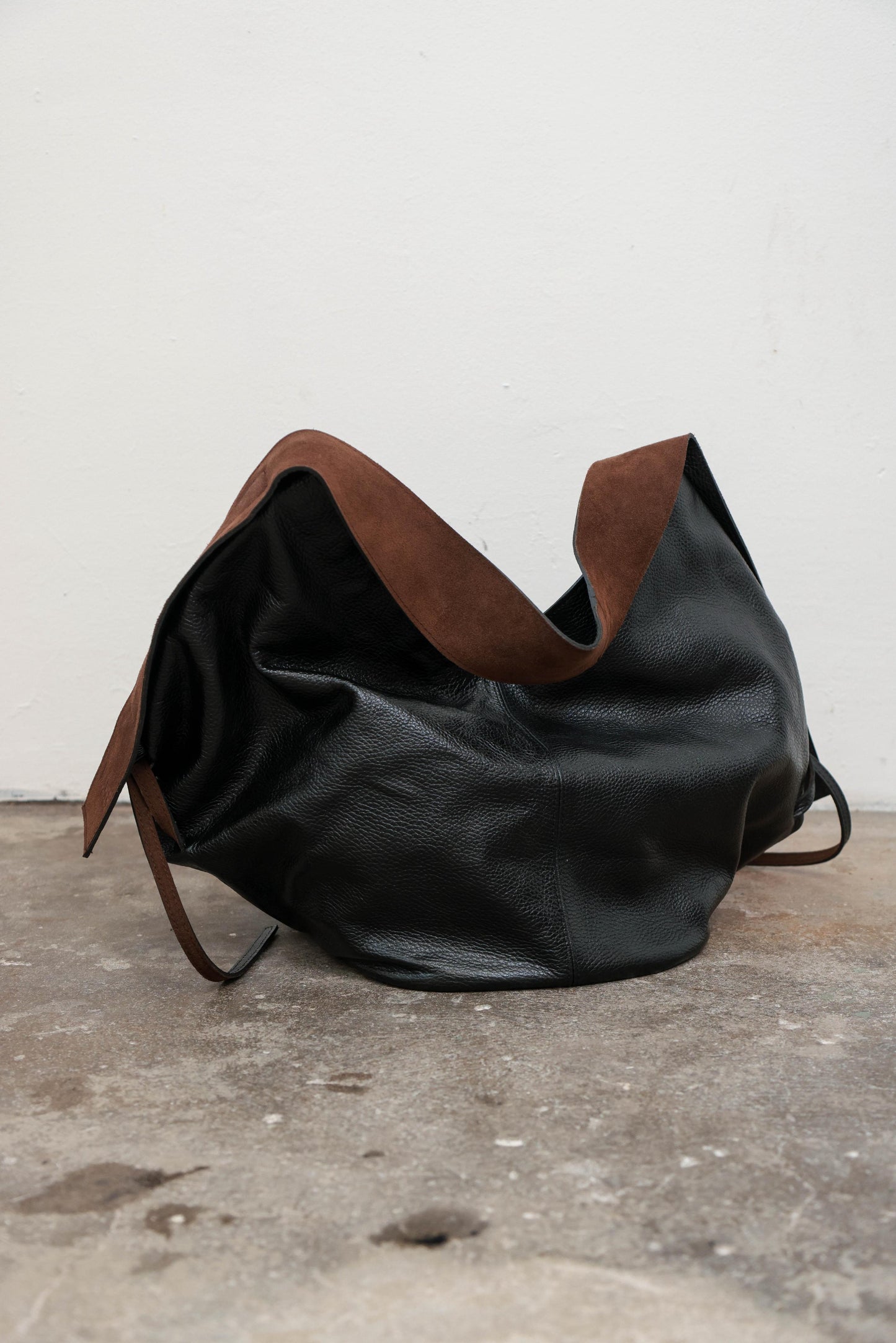 Bolso MEGA negro | correa gamuza chocolate