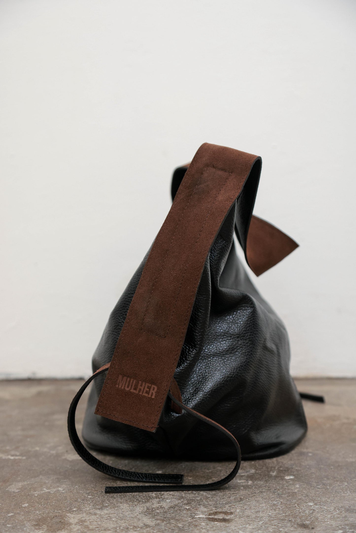Bolso MEGA negro | correa gamuza chocolate