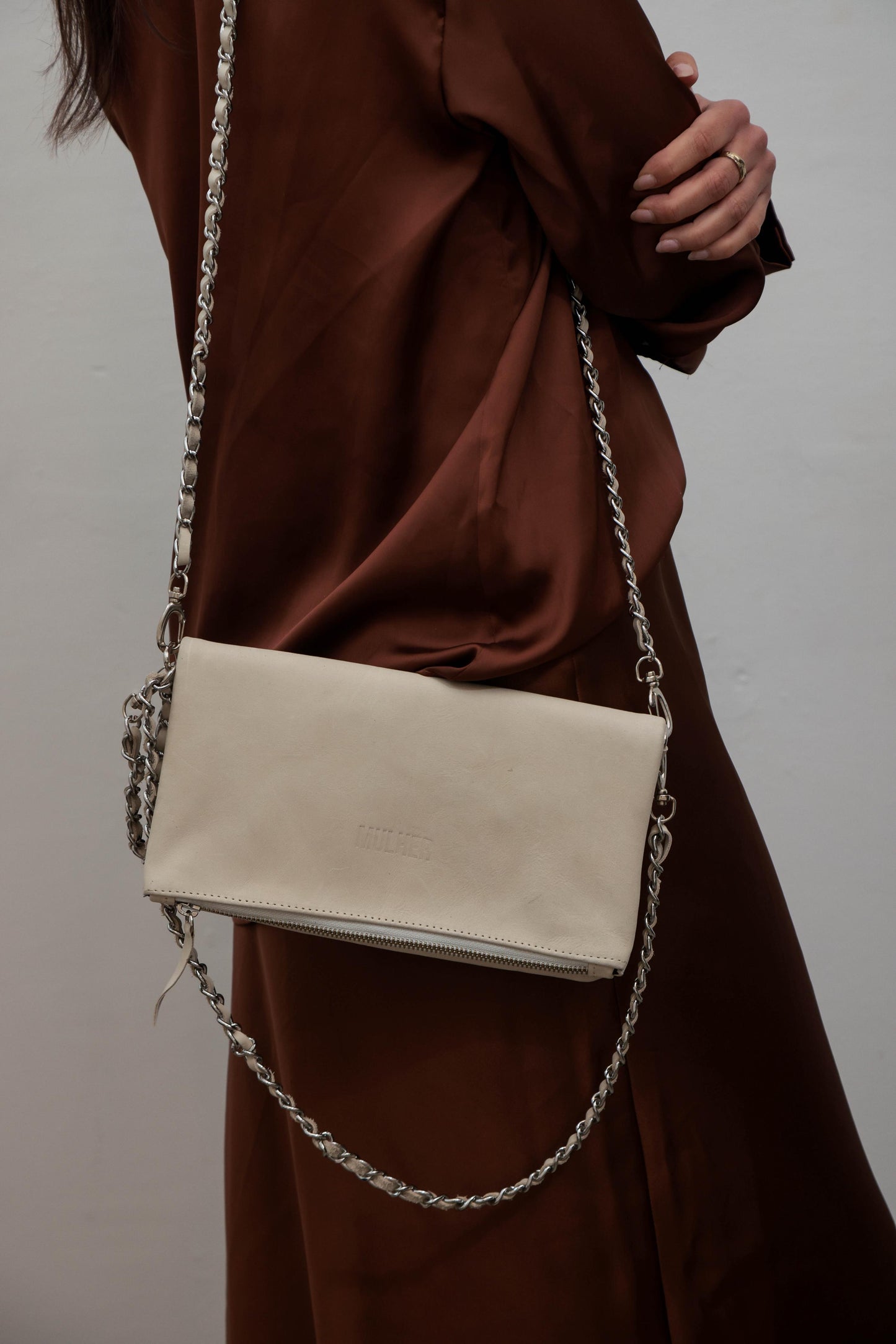 Bandolera OLBIA tiza