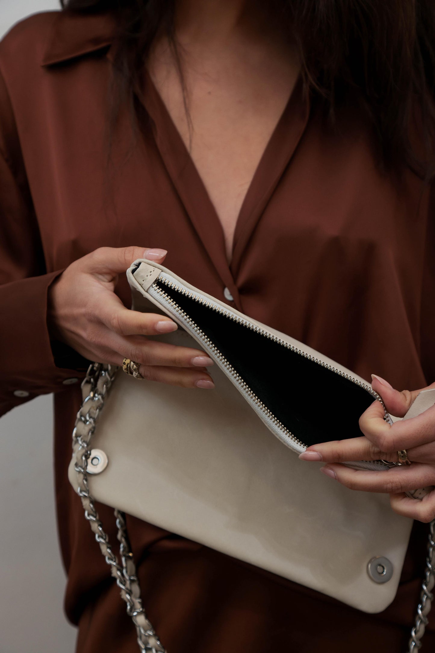 Bandolera OLBIA tiza